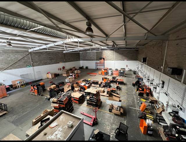 620M² WAREHOUSE TO LET IN LASER PARK